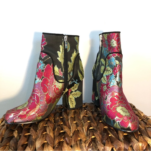 Marc Fisher | Floral Embroidered 'Jana' Ankle Bootie | Size 6 - Picture 5 of 13